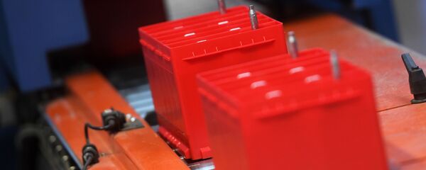 На сборочном участке завода по производству аккумуляторных батарей На сборочном участке завода по производству аккумуляторных батарей - Sputnik Беларусь