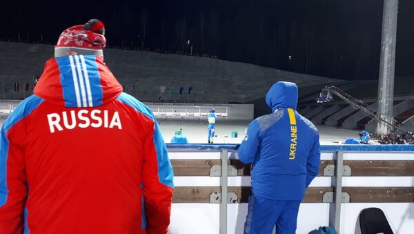 Тренеры наблюдают за стрельбой Елетнова - Sputnik Беларусь