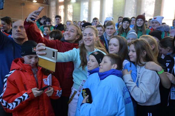 Юные белорусские спортсмены на встрече с биатлонистами - Sputnik Беларусь