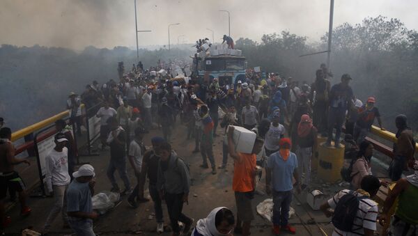 В стычках на границе Венесуэлы из-за грузовиков с гумпомощью погибли люди - Sputnik Беларусь