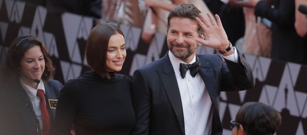 Бредли Купер пришел на Оскар со своей супругой Ириной Шейк - Sputnik Беларусь