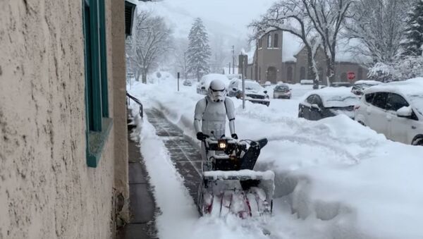 Имперский штурмовик из Звездных войн почистил улицу от снега - Sputnik Беларусь