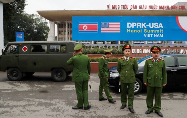 Вьетнамские полицейские стоят на страже у медиацентра саммита в Ханое - Sputnik Беларусь
