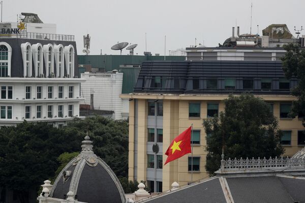 Вьетнамские солдаты заняли позиции на крышах зданий в Ханое - Sputnik Беларусь