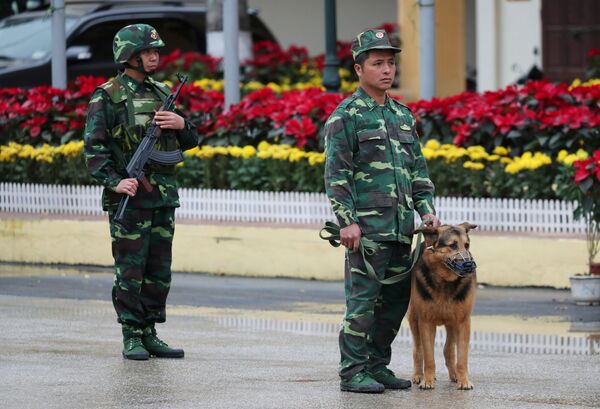 Вьетнамские солдаты патрулируют железнодорожную станцию Донг Данг - Sputnik Беларусь