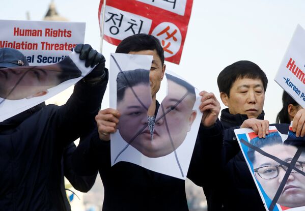В Сеуле, Южная Корея, протестующие рвут портреты Ким Чен Ына - Sputnik Беларусь