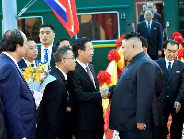 На вокзале лидера КНДР встречал член Политбюро Социалистической партии Вьетнама Во Ван Туонга - Sputnik Беларусь