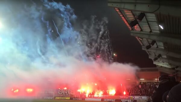 Фанаты Гетеборга устроили фейерверк прямо во время матч, видео - Sputnik Беларусь