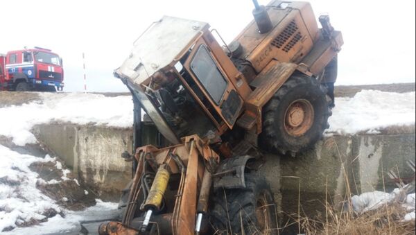 Трактор прижал человека к шлюзу в мелиоративном канале в Добрушском районе - Sputnik Беларусь