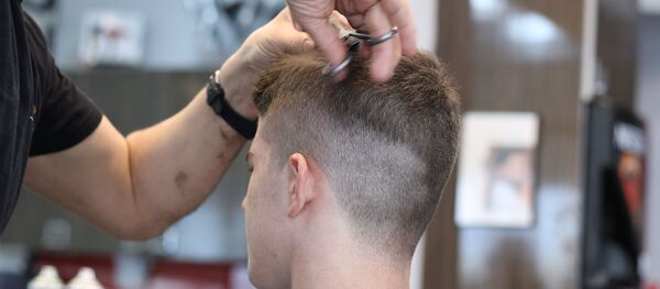 Подросток в парикмахерской, архивное фото - Sputnik Беларусь