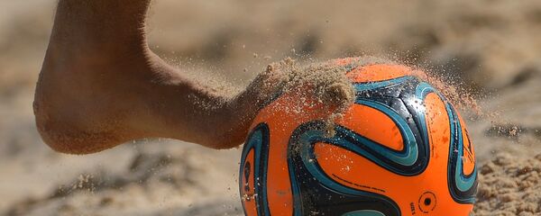 Мяч в матче по пляжному футболу среди мужчин, архивное фото - Sputnik Беларусь