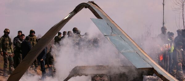 Солдаты стоят рядом с обломками вертолета ВВС Индии Солдаты стоят рядом с обломками вертолета ВВС Индии - Sputnik Беларусь