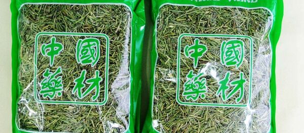 Изъятые таможенниками пакеты с травой эфедры из Китая Изъятые таможенниками пакеты с травой эфедры из Китая - Sputnik Беларусь