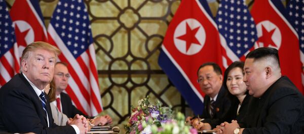 Президент США Дональд Трамп и лидер Северной Кореи Ким Чен Ын во время саммита в Ханое - Sputnik Беларусь