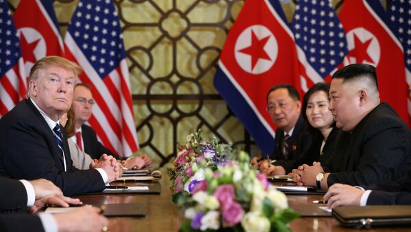 Президент США Дональд Трамп и лидер Северной Кореи Ким Чен Ын во время саммита в Ханое - Sputnik Беларусь