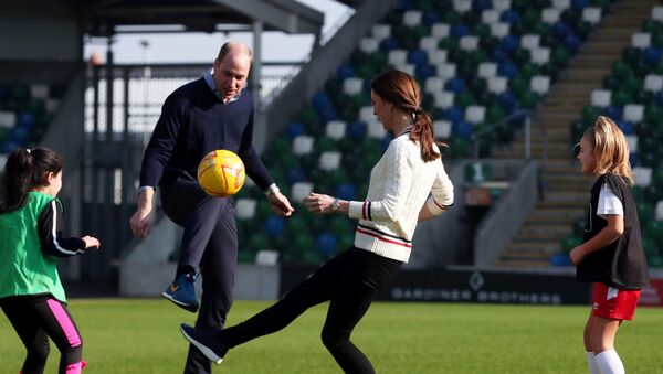 Принц Уильям и его супруга Кейт Миддлтон  играют в футбол с детьми - Sputnik Беларусь