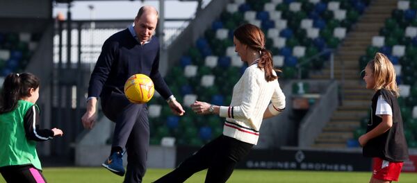 Принц Уильям и его супруга Кейт Миддлтон  играют в футбол с детьми - Sputnik Беларусь