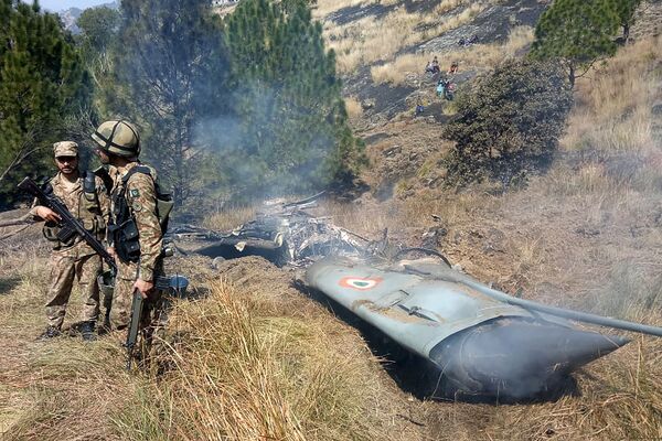 Пакистанские военные рядом с обломками индийского истребителя в Кашмире на подконтрольной Пакистану территории - Sputnik Беларусь