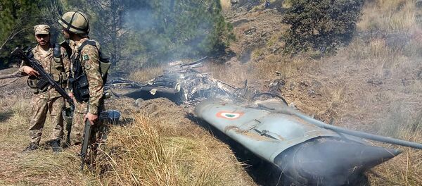 Пакистанские военные рядом с обломками индийского истребителя в Кашмире на подконтрольной Пакистану территории Пакистанские военные рядом с обломками индийского истребителя в Кашмире на подконтрольной Пакистану территории - Sputnik Беларусь