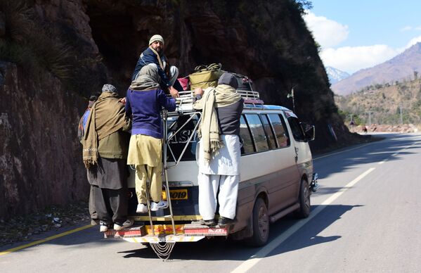 Пакистанские жители Кашмира эвакуируются из пограничного города Чакоти - Sputnik Беларусь