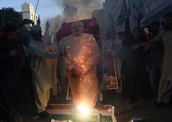 Участники антииндийского протеста в Карачи сжигают портрет премьер-министра Индии Нарендра Моди  - Sputnik Беларусь