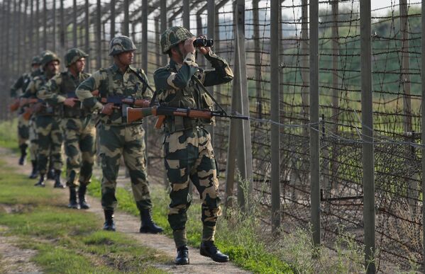 Индийские пограничники на границе с Пакистаном в секторе Ranbir Singh Pora - Sputnik Беларусь