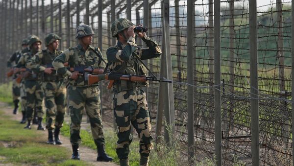 Индийские пограничники на границе с Пакистаном в секторе Ranbir Singh Pora - Sputnik Беларусь