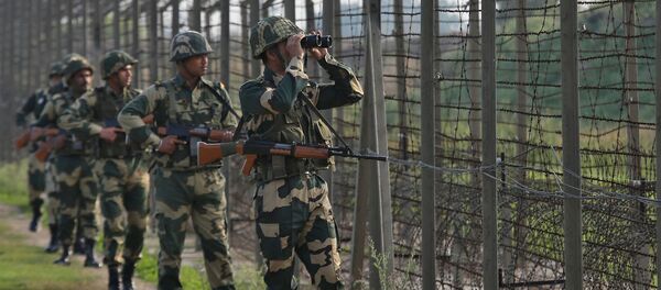 Индийские пограничники на границе с Пакистаном в секторе Ranbir Singh Pora - Sputnik Беларусь