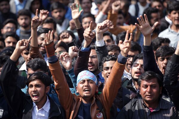 Сторонники пакистанкой студенческой организации Jamiat Talaba Islam во время митинга в городе Лахор в честь сбитых Пакистаном индийских самолетов - Sputnik Беларусь