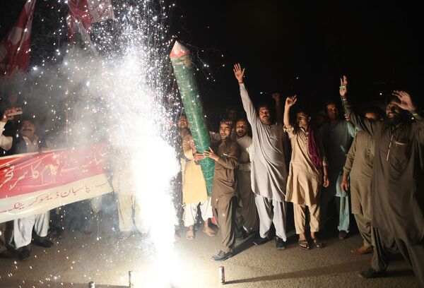 Сторонники пакистанской Демократической партии в Карачи радуются сбитым ВВС Пакистана индийским истребителям - Sputnik Беларусь