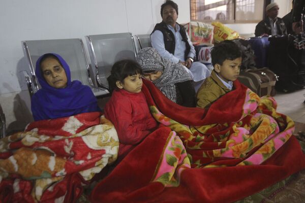 Индийские пассажиры на ж/д станции пакистанского Лахора в ожидании экспресса, движение которых было приостановлено в связи с эскалацией напряженности между Индией и Пакистаном - Sputnik Беларусь