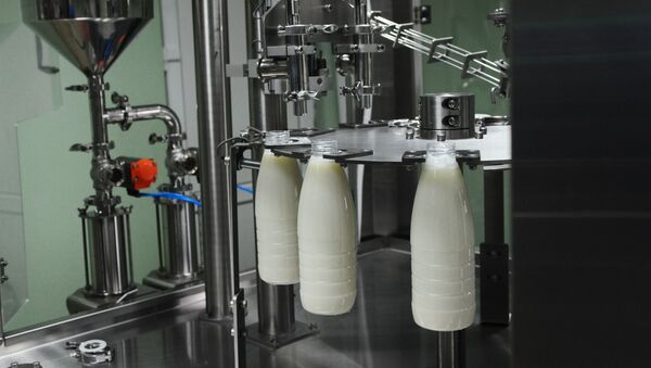 Аппарат автоматизированного розлива молока в бутылки  - Sputnik Беларусь
