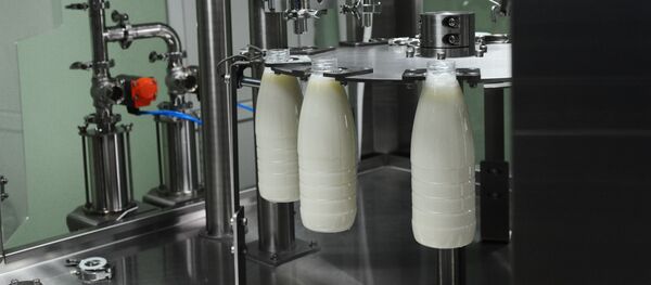 Аппарат автоматизированного розлива молока в бутылки  - Sputnik Беларусь