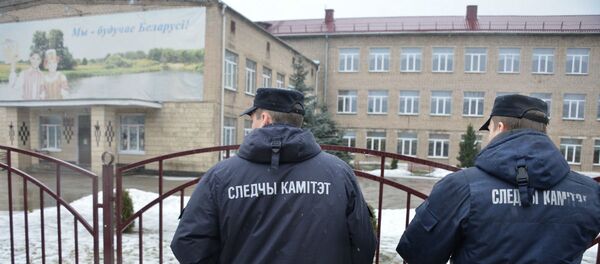 Сотрудники СК на месте трагедии у школы в Столбцах - Sputnik Беларусь