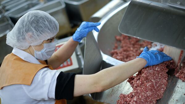Производство колбас и мясных деликатесов  - Sputnik Беларусь