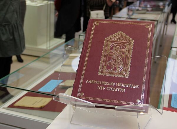 Беларусам падарылі факсіміле Лаўрышаўскага Евангелля Беларусам падарылі факсіміле Лаўрышаўскага Евангелля - Sputnik Беларусь