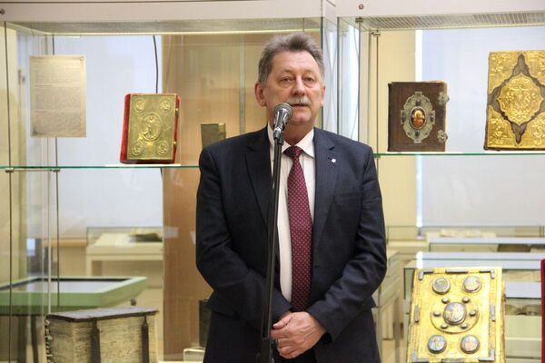 Беларусам падарылі факсіміле Лаўрышаўскага Евангелля Беларусам падарылі факсіміле Лаўрышаўскага Евангелля - Sputnik Беларусь