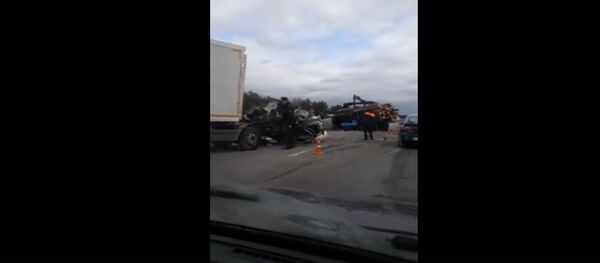 Фура догнала лесовоз на автотрассе М5 - Sputnik Беларусь