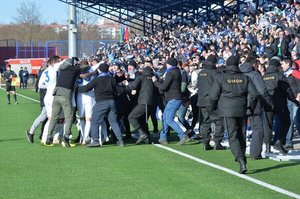 Фанаты брестского Динамо сломали трибуну, празднуя гол Лаптева  - Sputnik Беларусь