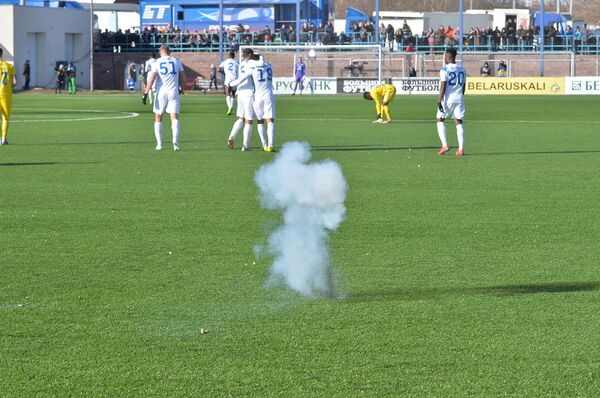 Фанаты брестского Динамо сломали трибуну, празднуя гол Лаптева  - Sputnik Беларусь