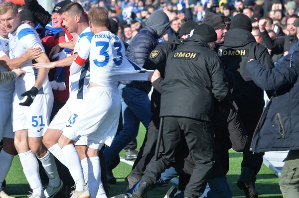 Фанаты брестского Динамо сломали трибуну, празднуя гол Лаптева  - Sputnik Беларусь