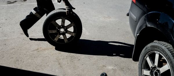 Работник меняет колесо в шиномонтажной мастерской  - Sputnik Беларусь