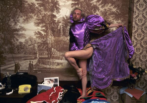 Танцовщик примеряет у себя дома костюм для танца Эгоист. - Sputnik Беларусь