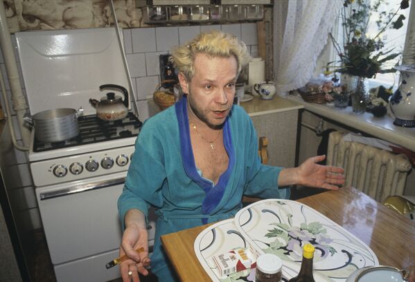 Борис Моисеев у себя дома на кухне, 1996 год. - Sputnik Беларусь
