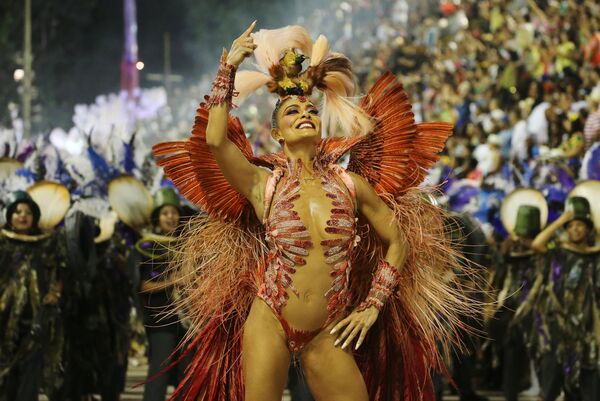 Участница Юлиана Паес из школы Grande Rio Samba на карнавале в Рио-де-Жанейро, Бразилия - Sputnik Беларусь