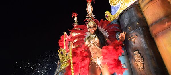 Удзельніца са школы Viradouro на карнавале ў Рыа-дэ-Жанейра, Бразілія Удзельніца са школы Viradouro на карнавале ў Рыа-дэ-Жанейра, Бразілія - Sputnik Беларусь