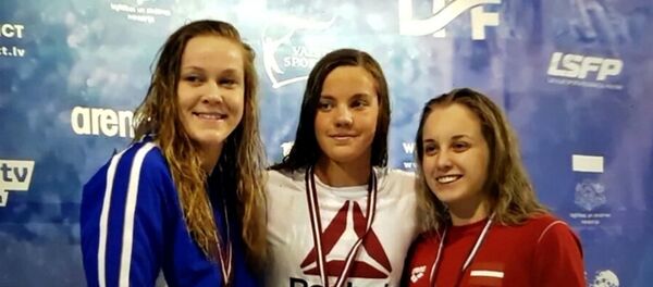 Победительницы Открытого чемпионата Латвии по плаванию на дистанции 100 м на спине - Sputnik Беларусь