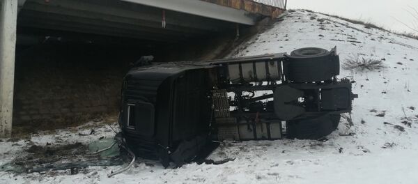 Грузовик упал с моста в Оршанском районе Грузовик упал с моста в Оршанском районе - Sputnik Беларусь
