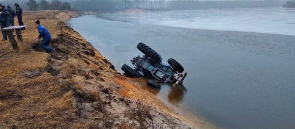 Трактор упал в реку в Лоевском районе - Sputnik Беларусь