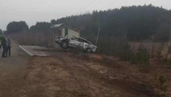 Легковой автомобиль влетел в остановку в Каменецком районе - Sputnik Беларусь